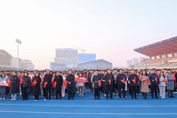 我校举行迎接天安门广场国旗暨2025年新学期升国旗活动