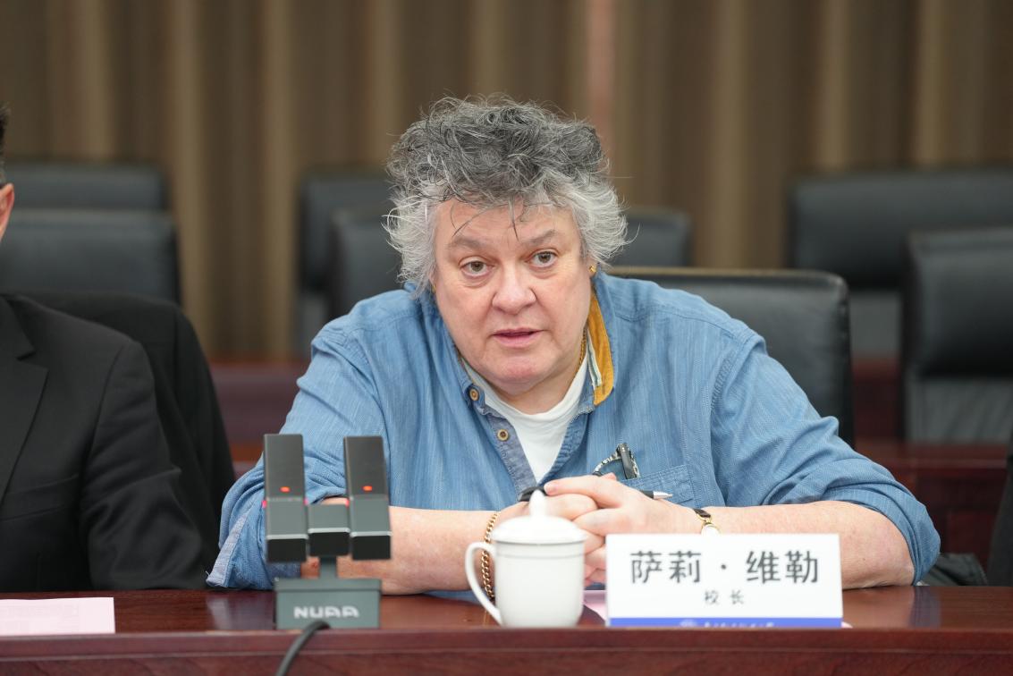 英国伦敦大学伯贝克学院校长一行来访我校