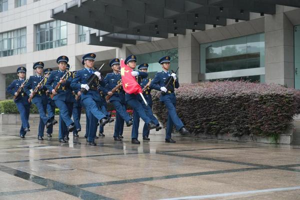 我校举行庆祝中华人民共和国建设75周年升国旗仪式