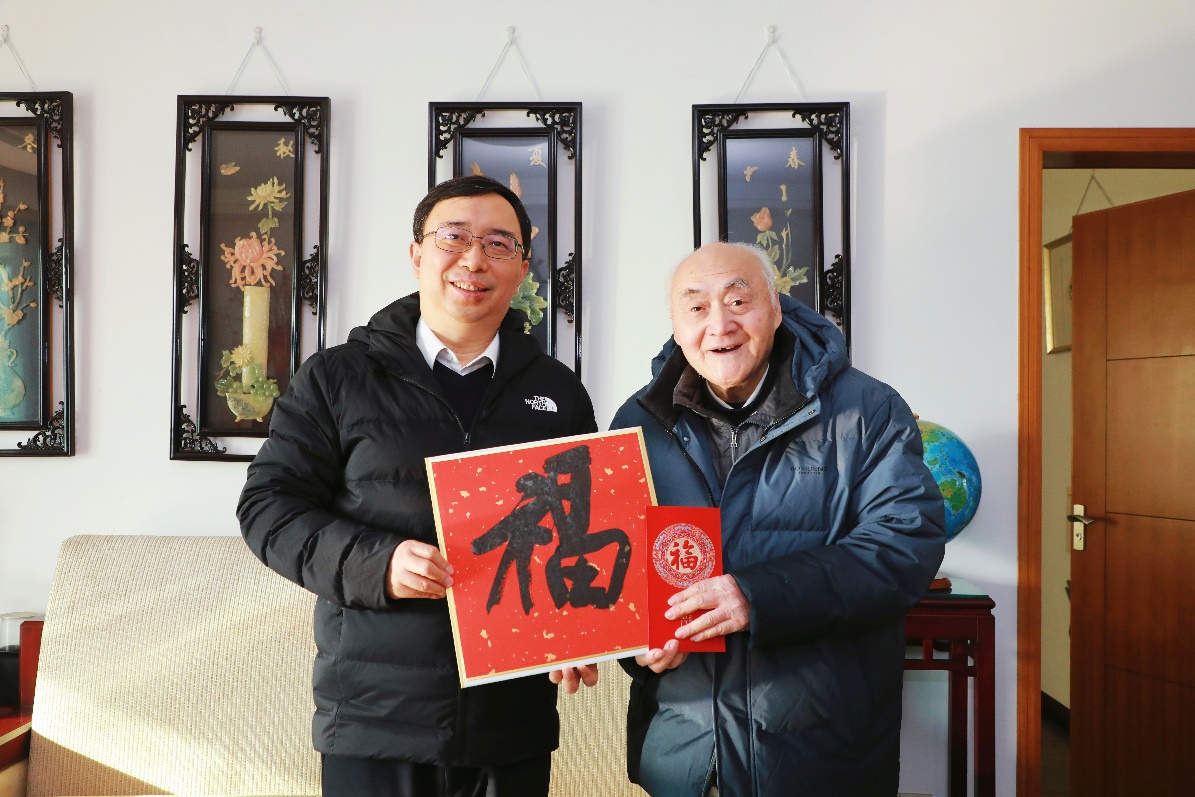 学校向导走访慰问离退休老同志
