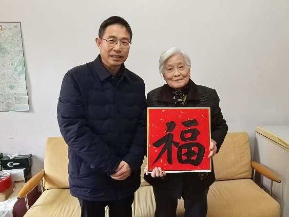 学校向导走访慰问离退休老同志