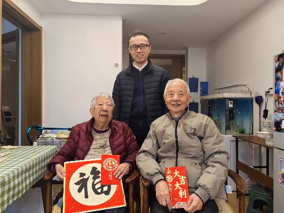 学校向导走访慰问离退休老同志
