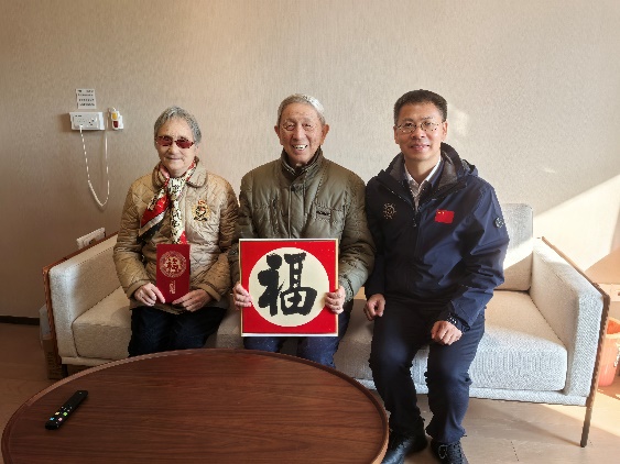 学校向导走访慰问离退休老同志