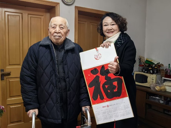 学校向导走访慰问离退休老同志