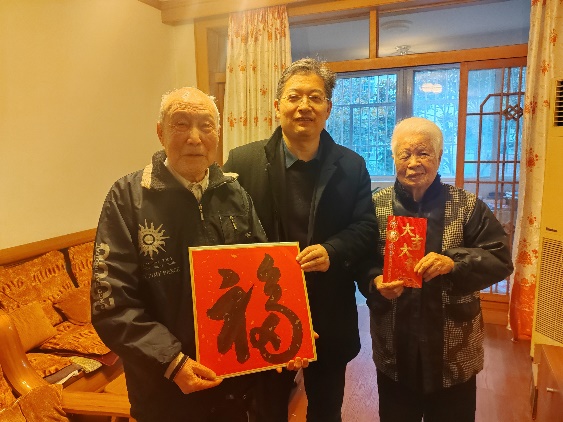 学校向导走访慰问离退休老同志