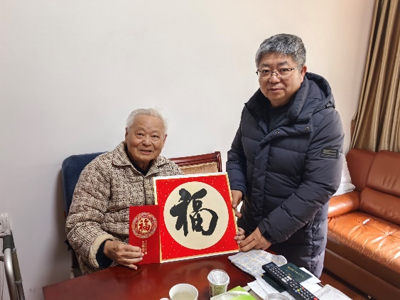 学校向导走访慰问离退休老同志