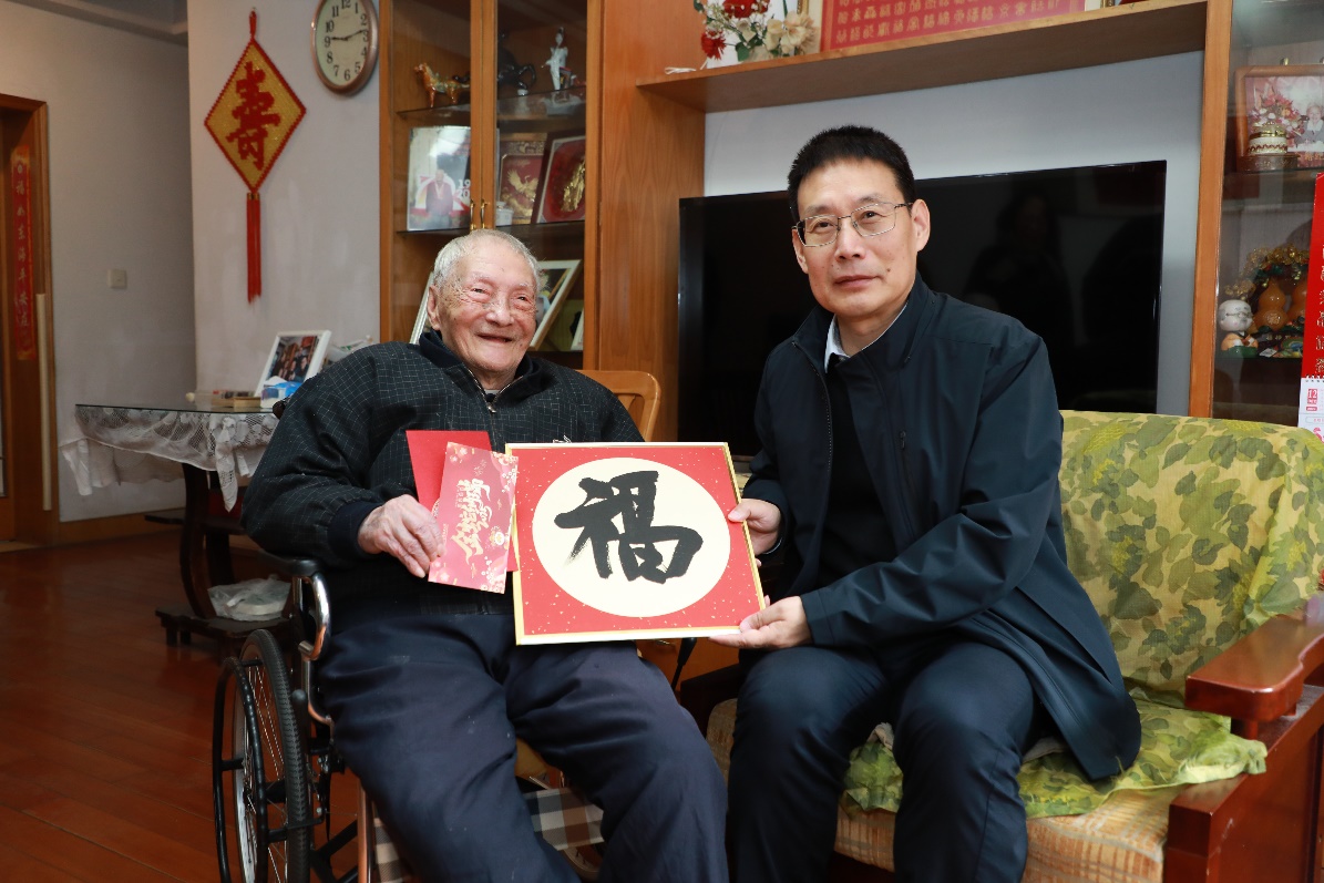 学校向导走访慰问离退休老同志
