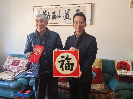 学校向导走访慰问离退休老同志