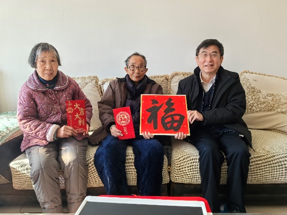 学校向导走访慰问离退休老同志