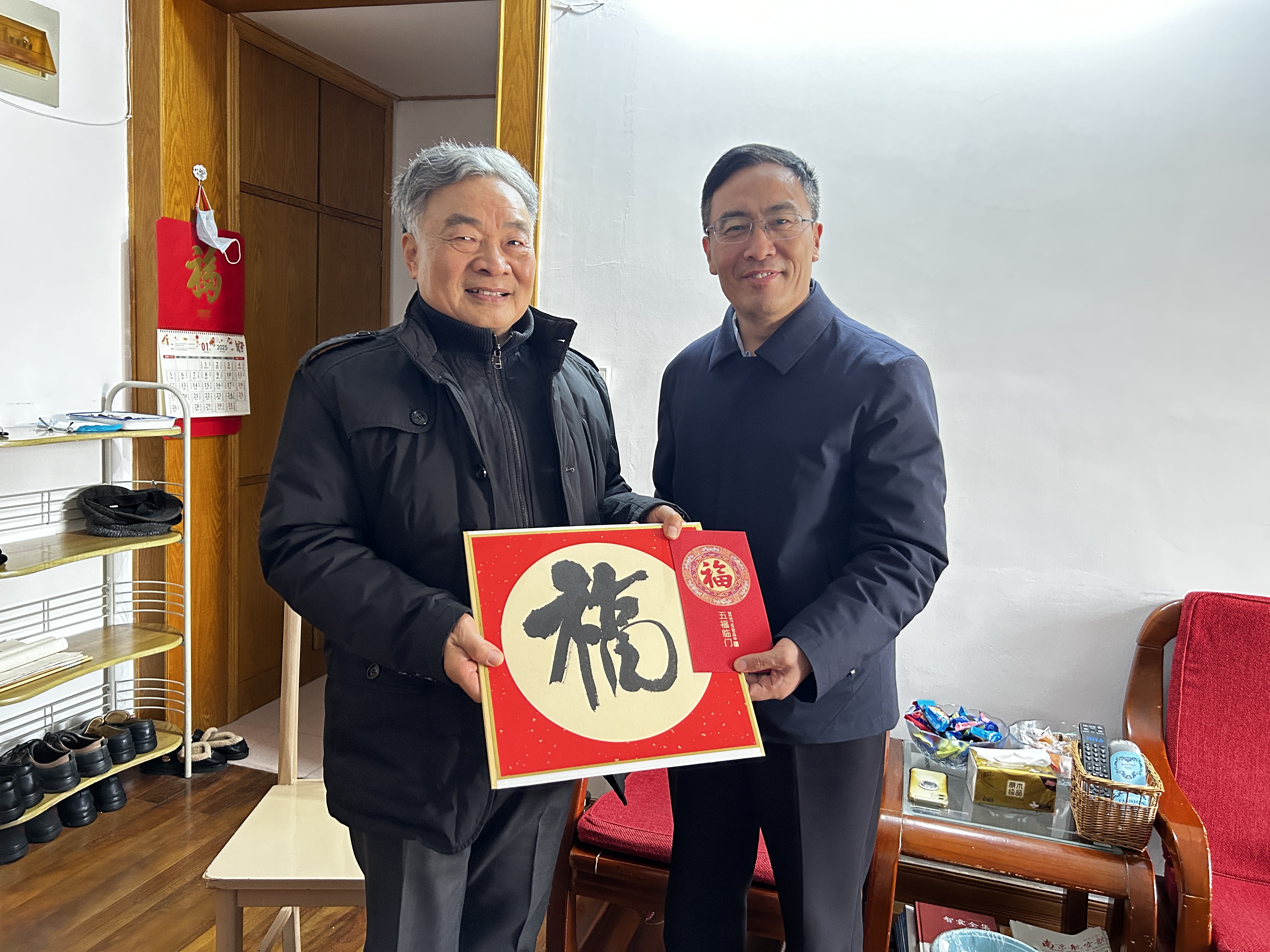 学校向导走访慰问离退休老同志