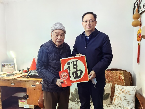 学校向导走访慰问离退休老同志