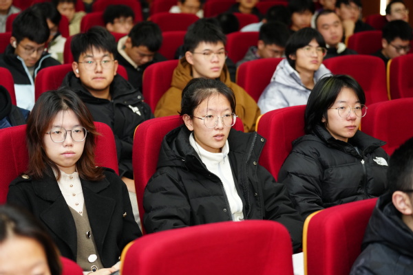 我校举行“弘扬航天精神 引立志进实力”专场报告会