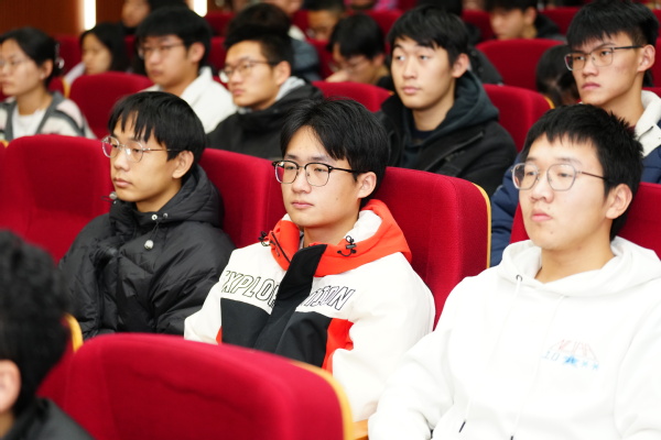 我校举行“弘扬航天精神 引立志进实力”专场报告会