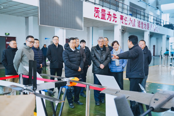 民航华东地区治理局局长万向东来校调研