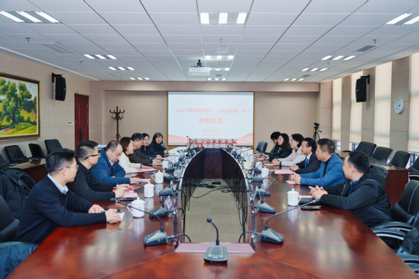 我校举行《习近平谈治国理政》多语种国界书捐赠仪式